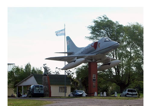 Avion A-4Q en la entrada del Aero Club Mar del Plata